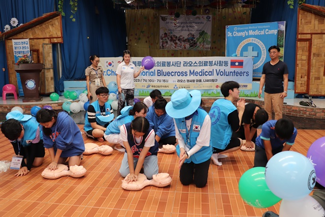 심폐소생술 교육 모습. 사진 블루크로스농어촌의료봉사단