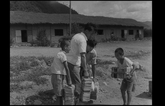 국어책을 나르는 모습. 정전협정이 발효된 1953년 7월 27일 원주에서 교사와 학생들이 초등학교 6학년 국어책을 나르고 있다.
