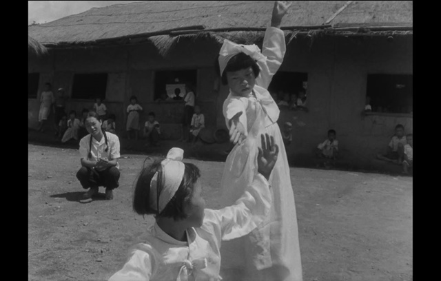 춤 공연을 준비하는 어린이들. 1953년 7월 27일 어린이들이 교사의 지도로 춤과 노래 공연을 준비하고 있다. 정전 직후 곧바로 시작된 전후 재건사업의 성격을 상징적으로 보여주는 영상이다. 사진 한국영상자료원
