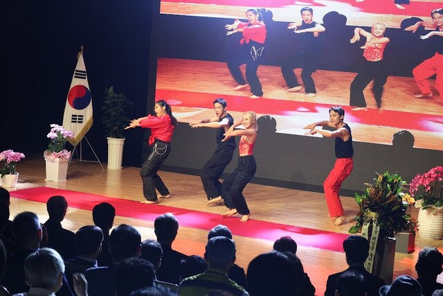글로벌사이버대학교 신임 공병영 총장 취임식에서 학생들이 축하공연을 하고 있다. 사진 김경아 기자