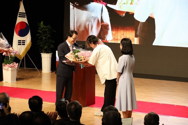 글로벌사이버대학교 2대 총장에 취임한 공병영 총장이 학생들로부터 축하의 꽃다발을 받고 있다. 사진 김경아 기자