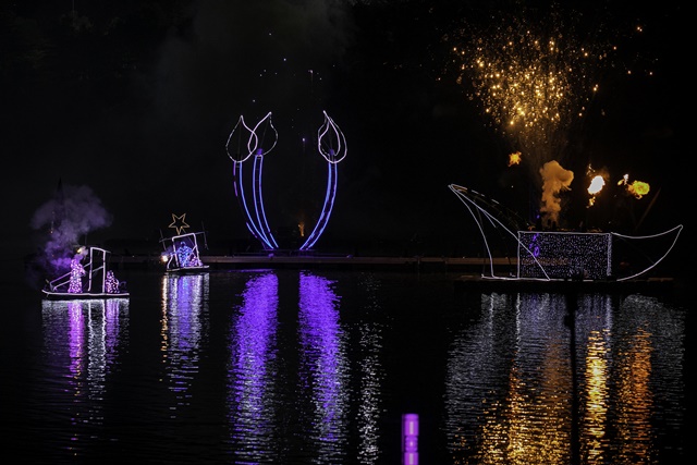 불과 불꽃을 이용해 공연을 창작하는 ‘불꽃극(pyrotheatre)’ 전문단체인 ‘예술불꽃화랑(주)’이 수상불꽃극 '호수 위 우주'를 9월에 공연한다. (c)Kim Tae Hwan