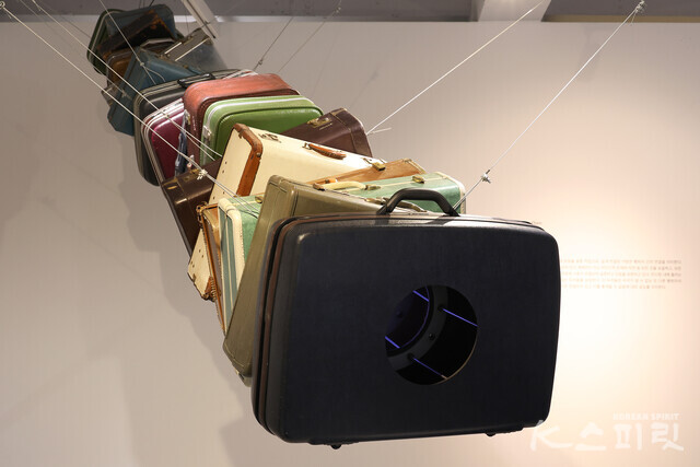 Suitcase Chain, mixed media, 100x280x330cm, 2022 [사진 김경아 기자]