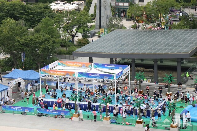 자녀와 함께 광화문광장 대형 수영장을 찾은 서울시민들. 사진 강나리 기자.