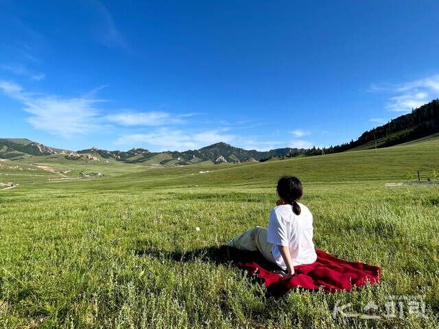 몽골 테를지 국립공원의 초원에서 휴식을 취하는 김서영 학생. 사진 김서영 학생 제공.