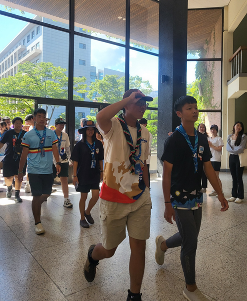 잼버리대회 대만 참가자들이 숙소인 서울시립대학교에 들어가고 있다. 사진 잼버리 비상대책반
