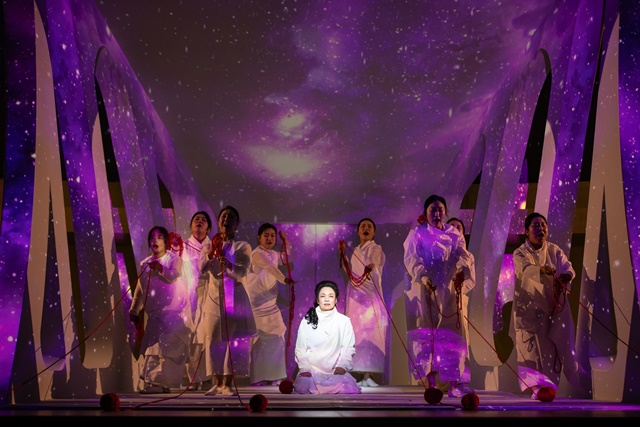 국립창극단의 '트로이의 여인들' 에든버러페스티벌 공연 장면. Jess Shurte . 사진 주영한국문화원