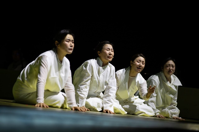 국립창극단의 '트로이의 여인들' 에든버러페스티벌 공연 장면. Jess Shurte . 사진 주영한국문화원