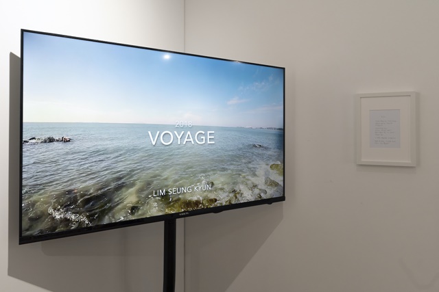 임승균, Voyage, 2019, 싱글 채널 비디오, 인쇄된 시. 이미지 아트스페이스 라프