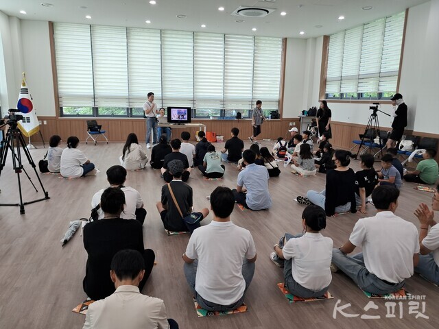 독립군 어록과 K-POP 플래시몹 댄스를 배우는 모습. 사진 충북국학원.