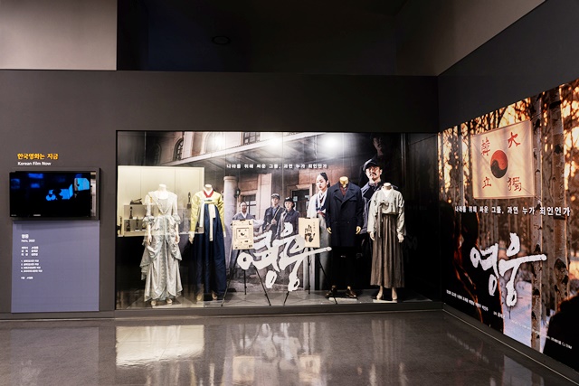 한국영상자료원은 8월 15일 광복절을 맞아 한국영화박물관 상설전시실에서 안중근 의사의 독립운동을 다룬 '영웅'(윤제균, 2022)의 주연배우 의상 4벌을 전시한다. 사진 한국영상자료원
