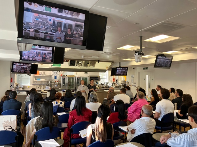 르 꼬르동 블루 런던 캠퍼스에서 법송 스님이  일반인을 대상으로 한국 사찰 음식을 강의를 하고 있다.  사진 주영한국문화원