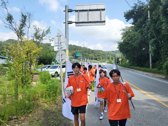 지난 15일 충북국학원이 주최한 독립군 트래킹에 참가한 형석중학교 국학기공동아리 학생들. 사진 충북국학원.