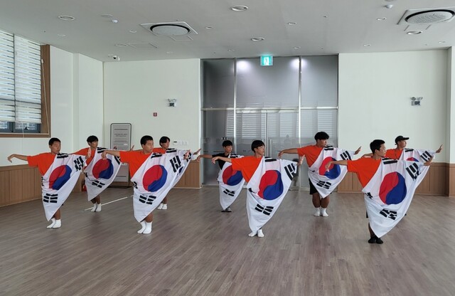 독립군 트래킹에 참가한 형석중학교 국학기공 동아리 학생들의 나라사랑 기공 공연. 사진 충북국학원.