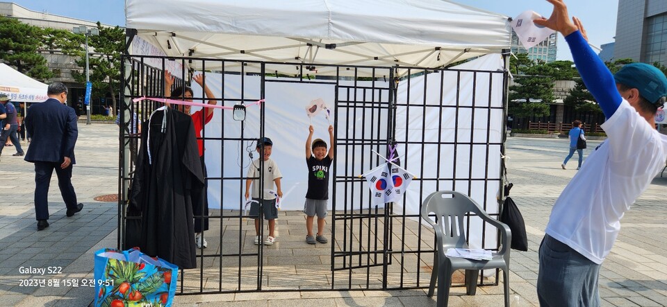 지난 15일 인천문화예술회관 앞마당에서 인천국학원이 주관한 독립군 감옥체험을 하는 아이들과 부모님. 사진 인천국학원.