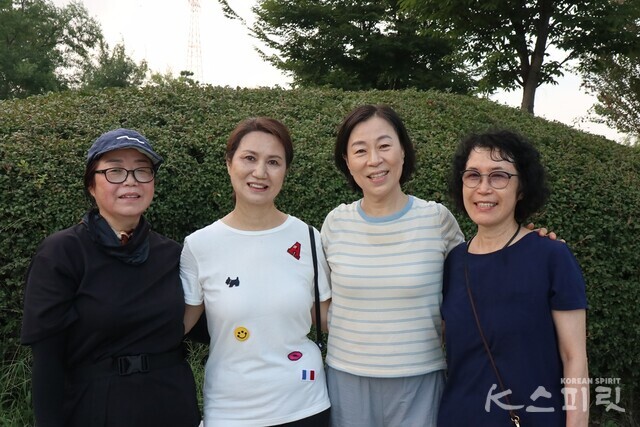 (왼쪽부터) 회원 장남희 씨, 첫 회원인 박미선 씨, 신혜영 국학기공 강사, 반장 박종선 씨. 사진 강나리 기자.