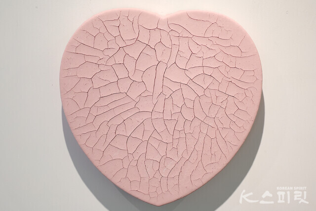 Poem for Clay(Heart), Kaolin on Canvas, 30x30x3(t)cm, 2023 [사진 김경아 기자]