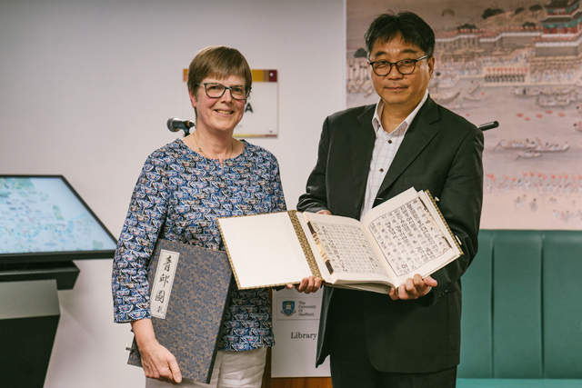(사진 왼쪽부터) 안나 클레멘츠(Anna Clements) 셰필드대학교 도서관장, 김일환 국립중앙도서관장 직무대리. 사진 국립중앙도서관