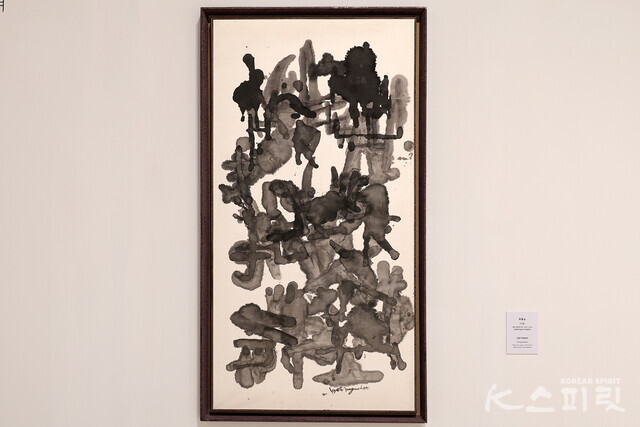 이응노, '구성', 1964, 종이에 수묵, 129.5x67cm, 국립현대미술관 이건희컬렉션 [사진 김경아 기자]