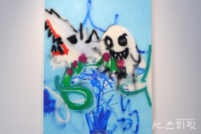 Violet Shark Ghost, 2023, acrylic and oil on canvas, 152.4x121.9cm [사진 김경아 기자]