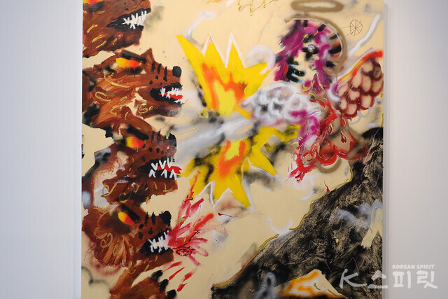 Mountain Fight, 2023, acrylic, grease pencil, and oil on canvas, 182.9x182.9cm [사진 김경아 기자]