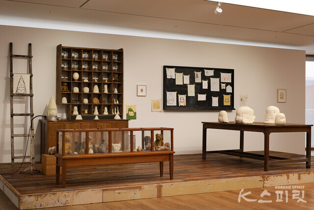 페이스갤러리 서울에서는 일본의 현대미술가 요시토모 나라의 개인전 《Ceramic Works》를 9월 5일(화)부터 개최한다 [사진 김경아 기자]