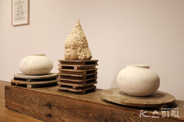 페이스갤러리 서울에서는 일본의 현대미술가 요시토모 나라의 개인전 《Ceramic Works》를 9월 5일(화)부터 개최한다 [사진 김경아 기자]