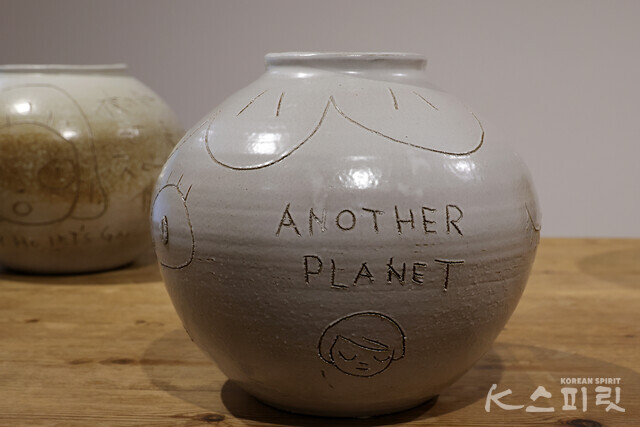 Another Planet Another Girl, 2022, ceramic, 24.9cmxΦ29cm [사진 김경아 기자]
