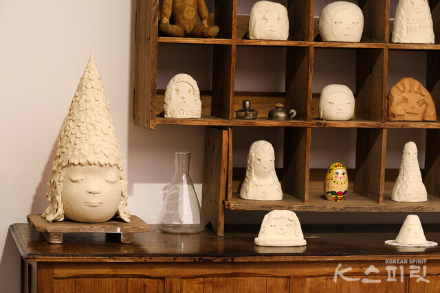 ​페이스갤러리 서울에서는 일본의 현대미술가 요시토모 나라의 개인전 《Ceramic Works》를 9월 5일(화)부터 개최한다 [사진 김경아 기자]