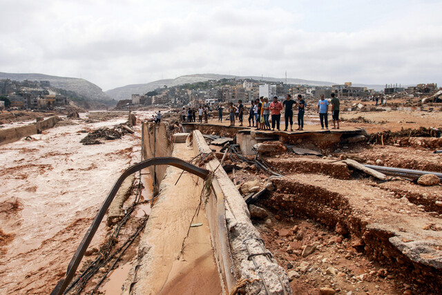 리비아 동부 데르나 지역의 홍수피해 지역 주민들이 불어난 물을 보고 있다. 사진 유니세프한국위원회
