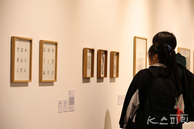 서울대학교미술관은 11월 26일까지 젊은 작가들이 그려낸 비현실 예술에 주목한 전시 《자아(自我) 아래 기억, 자아(自我) 위 꿈》을 개최한다 [사진 김경아 기자]