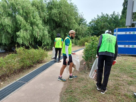 서울시민과 외국인들이 9월 24일 한강공원에서 친환경봉사활동인 “글로벌 한강 에코 트레킹” 을 했다. 사진 신동호 기자