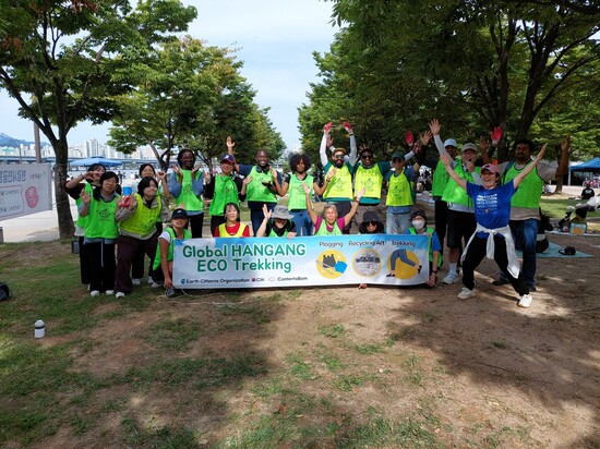 9월 24일 한강공원에서 친환경봉사활동인 “글로벌 한강 에코 트레킹” 을 한 서울 시민과 외국인들이 기념촬영을 하고 있다. 사진 신동호 기자