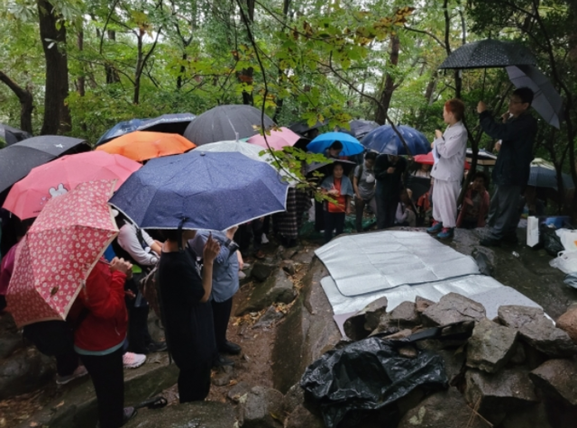 부산국학원이 지난해 10월 3일 장산천제단에서 빗속에 개천천제를 봉행한 모습. 사진 부산국학원 제공.