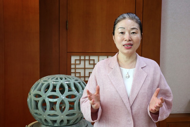 사단법인 국학원 권나은 원장이 10월 3일부터 개최하는 'K-문화힐링페스티벌'에 소개하고 있다. 사진 강나리 기자