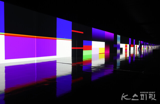 카스텐 니콜라이, '유니컬러', 2014, Real-time projection, large-scale screen, mirror walls, bench with loudspeakers, Dimension variable [사진 김경아 기자]