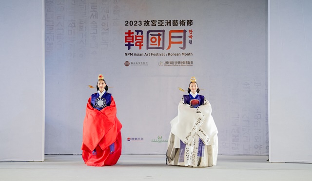 한문화진흥협회 한복외교사절단 한복모델들이 9월 27일 대만 국립고궁박물원에서 한복 패션쇼를 하고 있다. 사진 한문화진흥협회