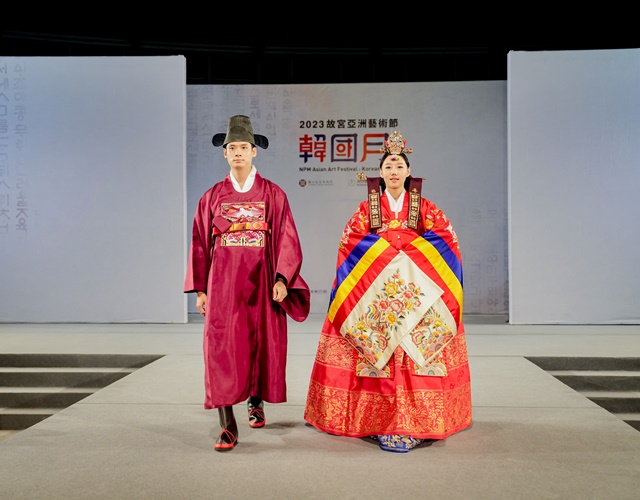 대한민국 한복모델 선발대회 출신 한복모델들이 대만 국립고궁박물원에서  런웨이를 선보이고 있다. 사진 한문화진흥협회