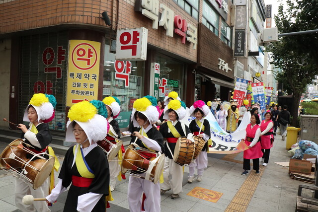 흥겨운 풍물놀이와 함께한 개천 퍼레이드. 사진 강나리 기자