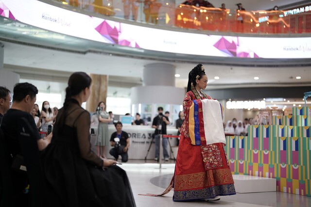 자카르타한복패션쇼 전통한복 활옷을 착용한 모델. 사진 한국공예·디자인문화진흥원