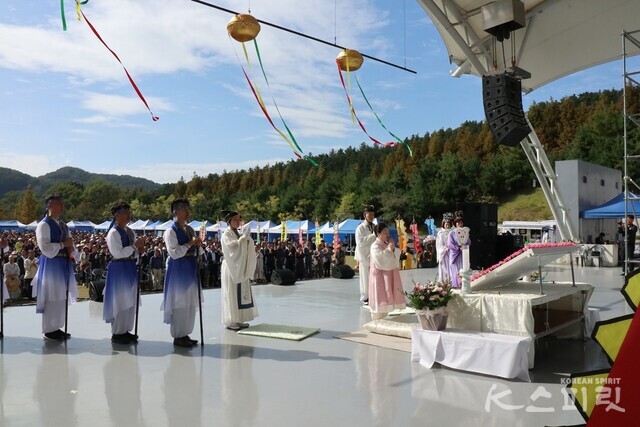 지난 3일 개천절을 맞아 사단법인 국학원은 충남 천안 한민족역사문화공원에서 개천 천제 재연 및 경축기념식을 개최했다. 사진 강나리 기자.