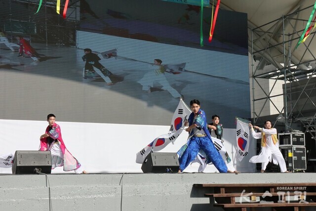 지난 3일 한민족역사문화공원에서 열린 국학원 개천축제 축하무대. 사진 강나리 기자.