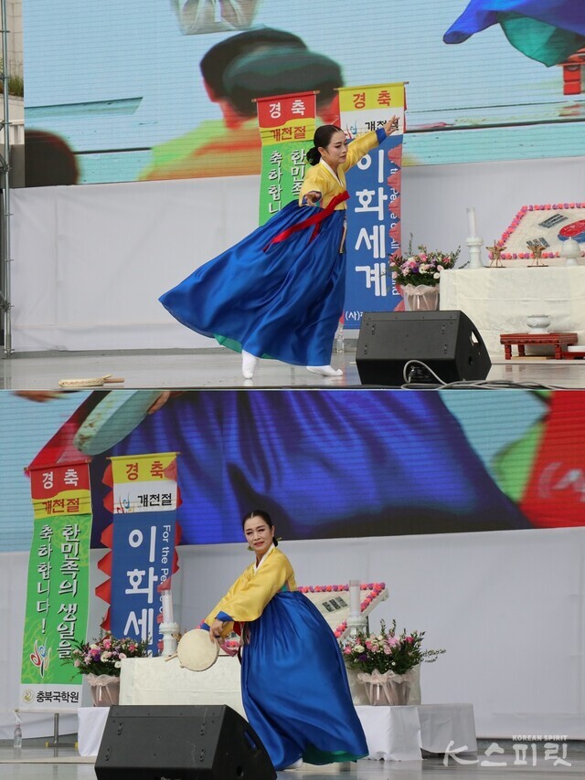 교방 굿거리는 우리 민족의 풍류와 즐거움을 표현한 전통춤이다. 사진 강나리 기자.