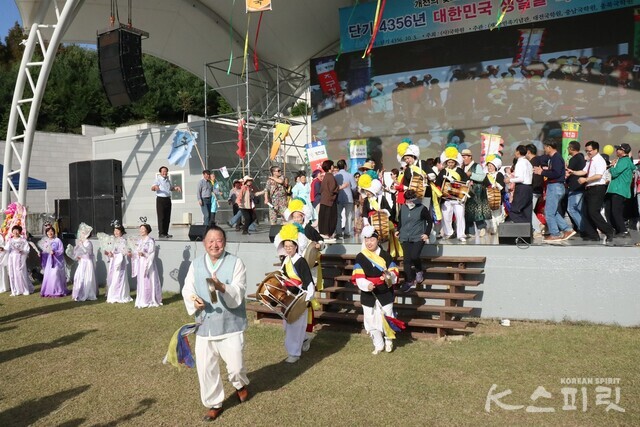 신현욱 풍류도예술단장을 선두로 개천행사장으로 향하는 참석자들. 사진 강나리 기자.