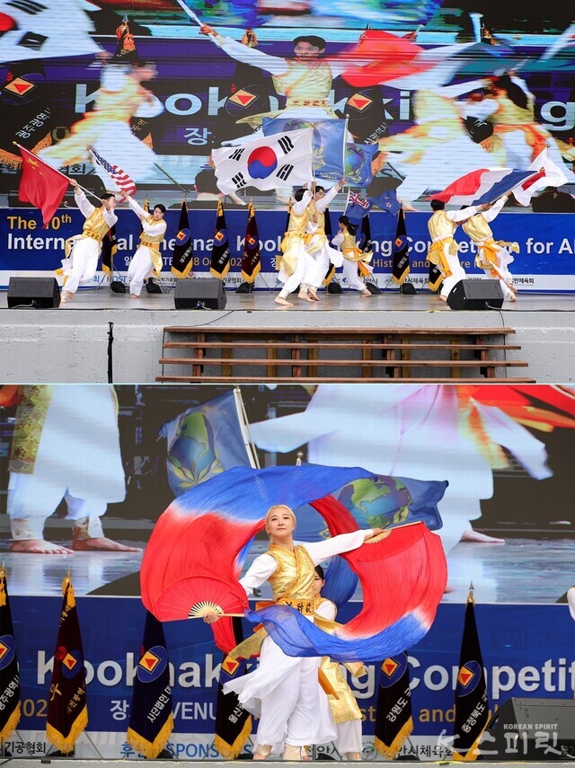 천신무예예술단 청년들의 참가국 깃발 세리모니와 태극무. 사진 김경아 기자.