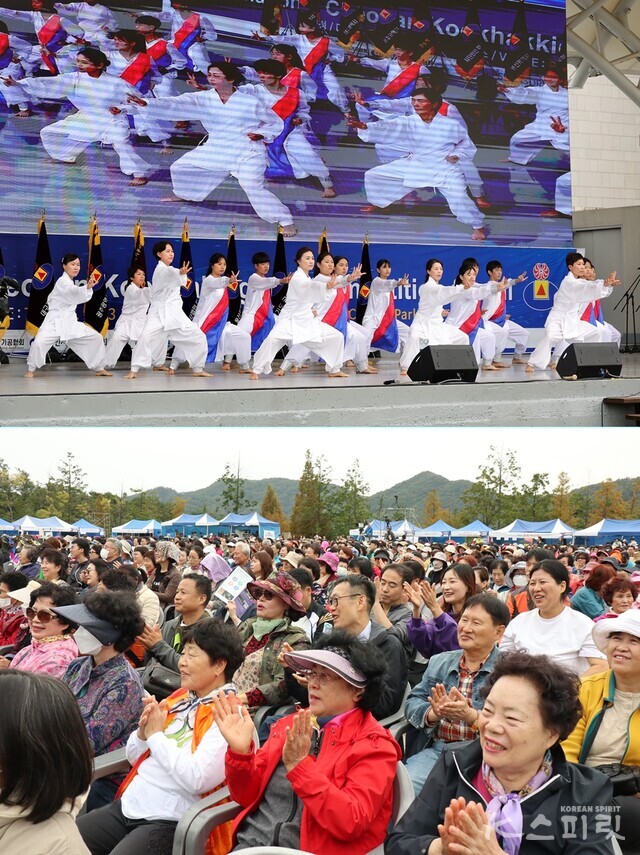 전국에서 국학기공을 수련하는 교사들과 부광중학교 학생들이 연합한 '사제동행'팀의 천부기공 축하공연에 참석자들의 박수가 쏟아졌다. 사진 김경아 권은주 기자.