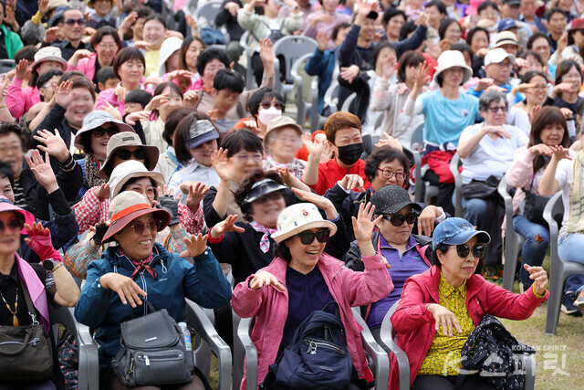 충남 천안에서 열린 K문화힐링페스티벌에서 사람들이 웃음수련과 명상을 체험하고 있다 [사진 김경아 기자]