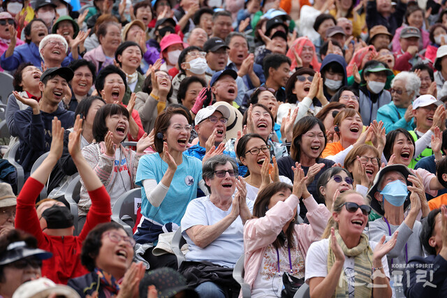 충남 천안에서 열린 K문화힐링페스티벌에서 사람들이 웃음수련과 명상을 체험하고 있다 [사진 김경아 기자]
