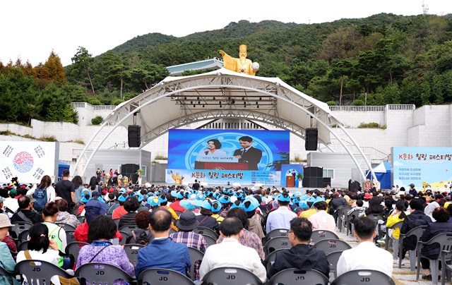K문화힐링페스티벌이 10월 8일 국학원 한민족역사공원 일대에서 화려하게 개막했다. 사진 김경아 기자