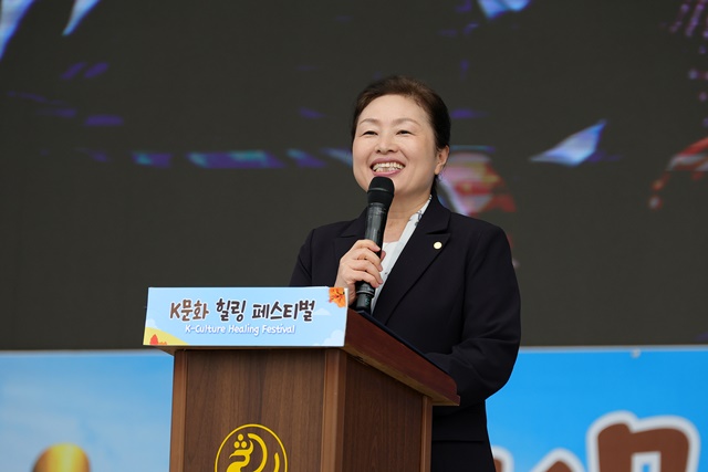 K문화힐링페스티벌 개막식에서 권나은 국학원장이 환영사를 하고 있다. 사진 김경아 기자